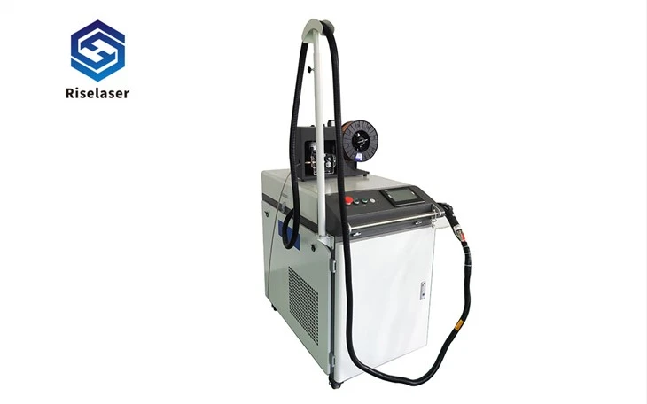 Magni tal-Welder tal-Laser tal-Fibra li jinżamm fl-idejn Minn Riselaser
